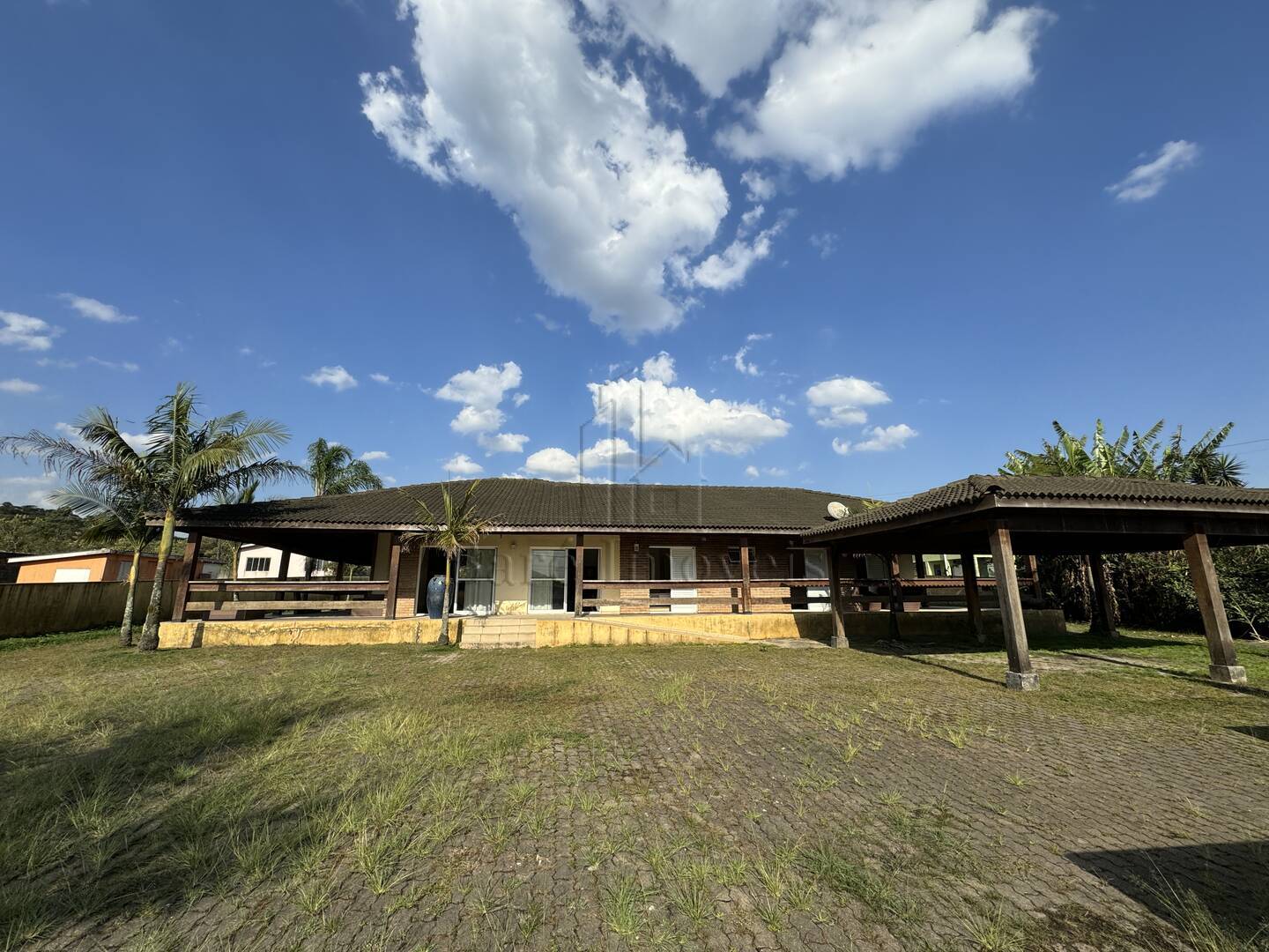 Chácara à venda com 3 quartos, 2400m² - Foto 1