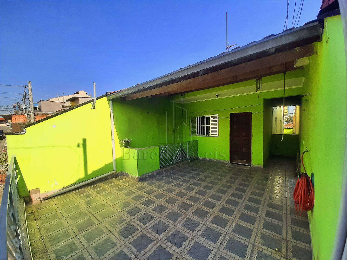 Sobrado à venda com 8 quartos, 243m² - Foto 1