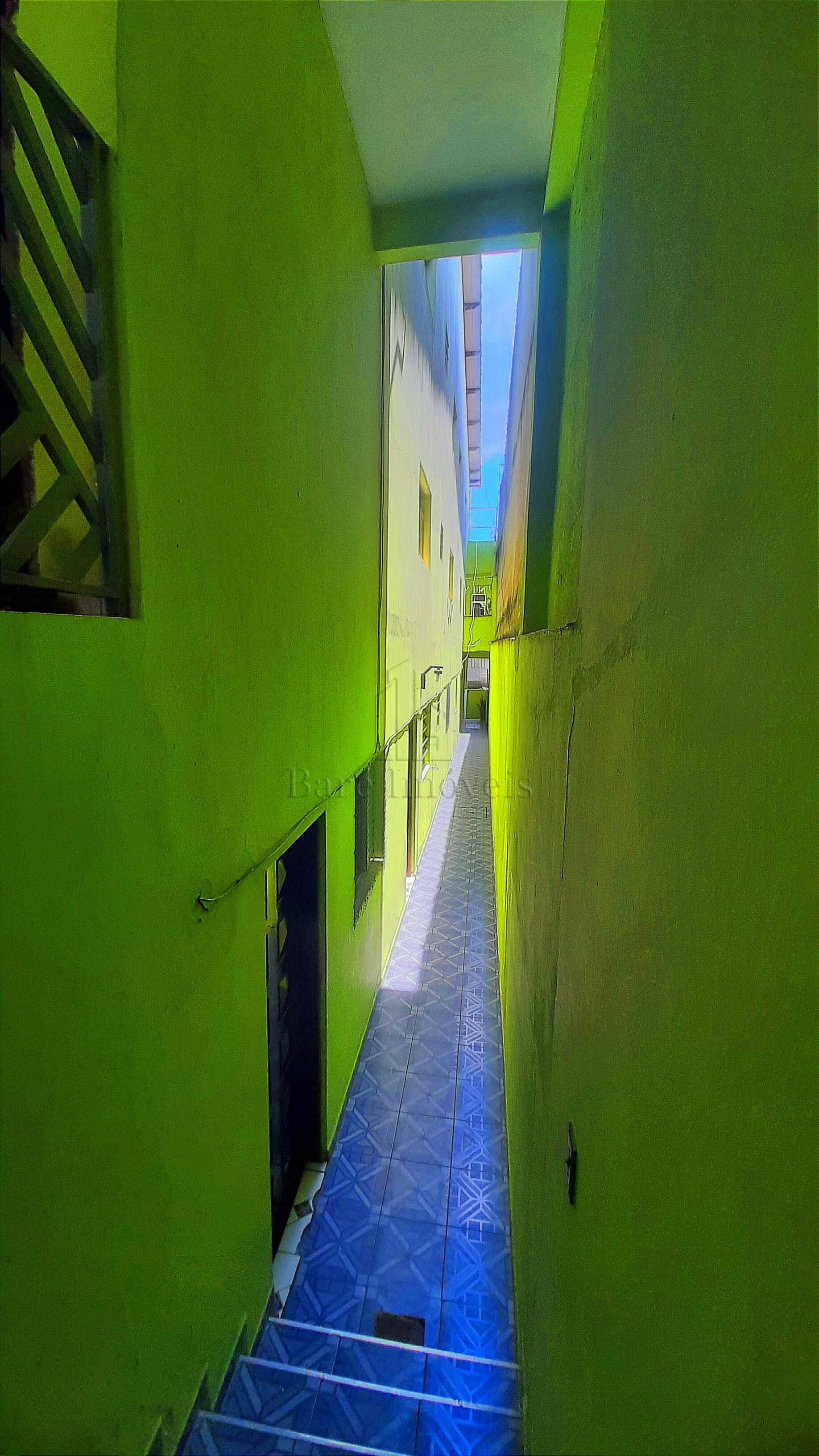 Sobrado à venda com 8 quartos, 243m² - Foto 2