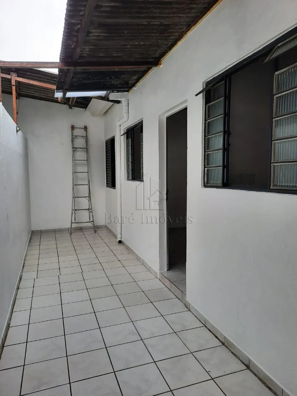 Casa à venda com 4 quartos, 242m² - Foto 1